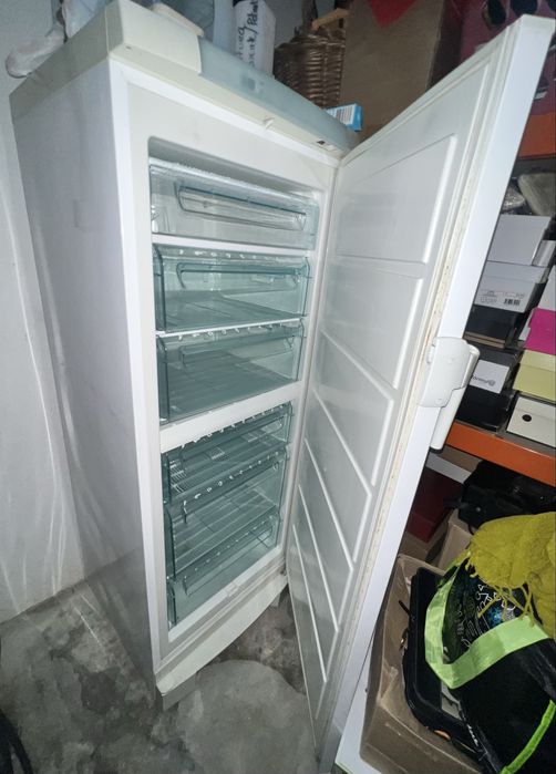 Arca vertical Electrolux Portugal