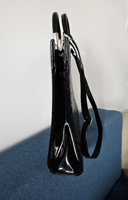 Czarna lakierowana elegancka torba