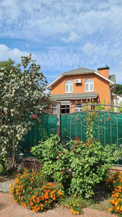 Статний якісний цегляний будинок в центрі міста Бровари