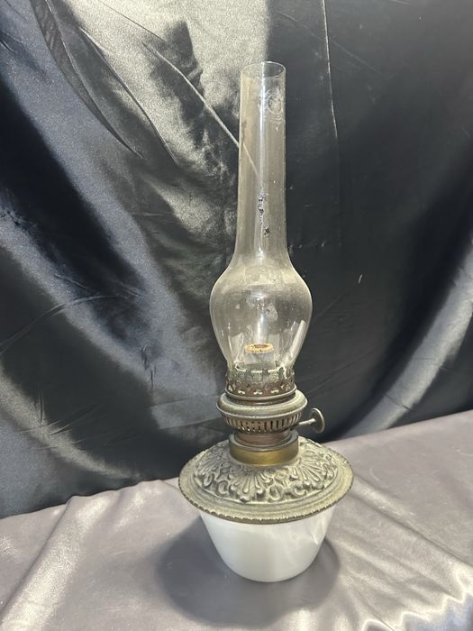 Lampa Naftowa z Białym Ceramicznym Zbiornikiem