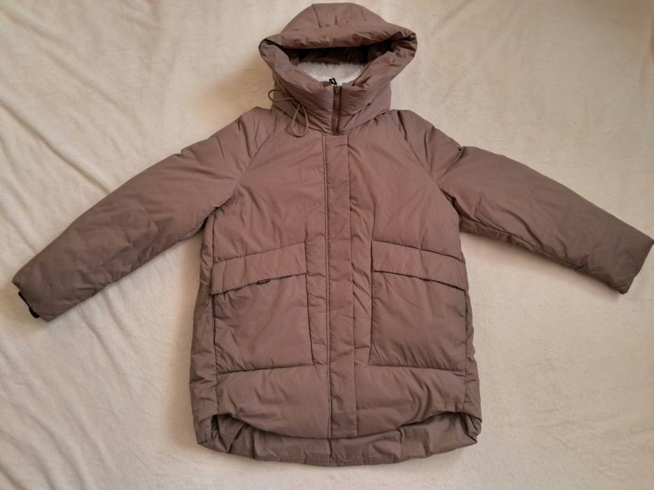 Бежевий теплий пуховик
