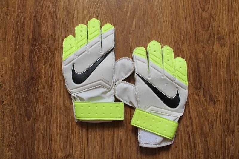 мужские и детские футбольные вратарские перчатки nike adidas