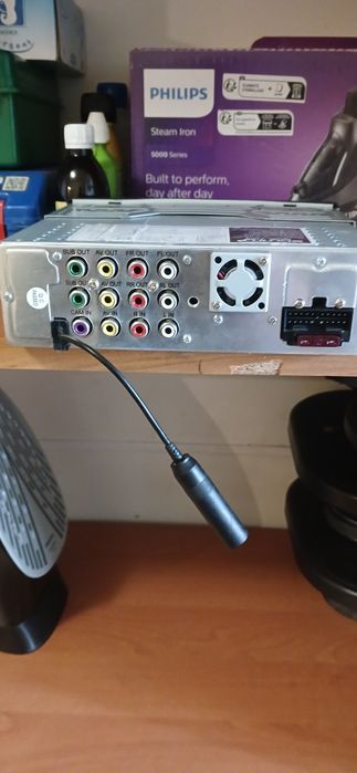 Автомагнітола з дінуміками.