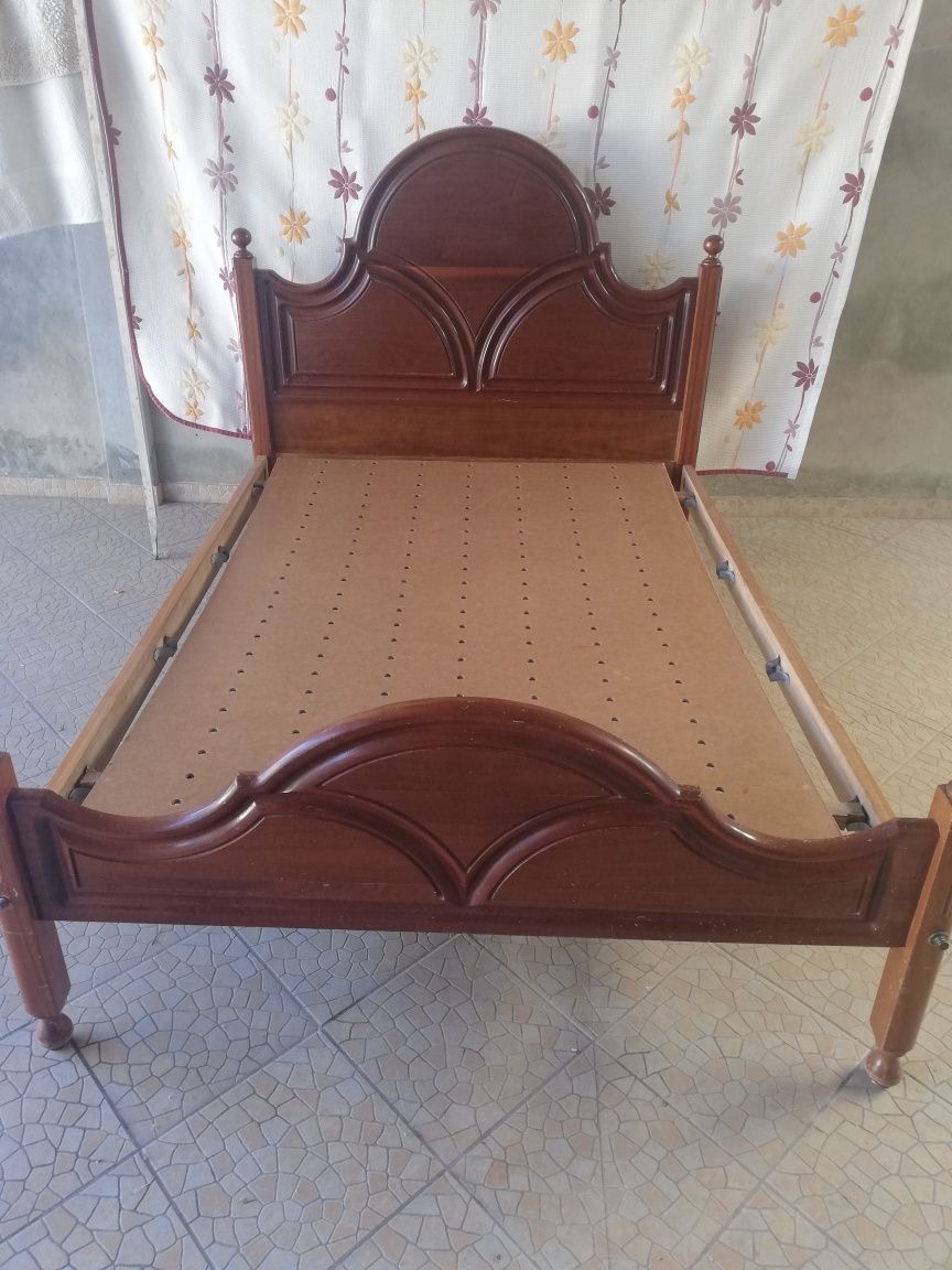 Cama de casal em mogno