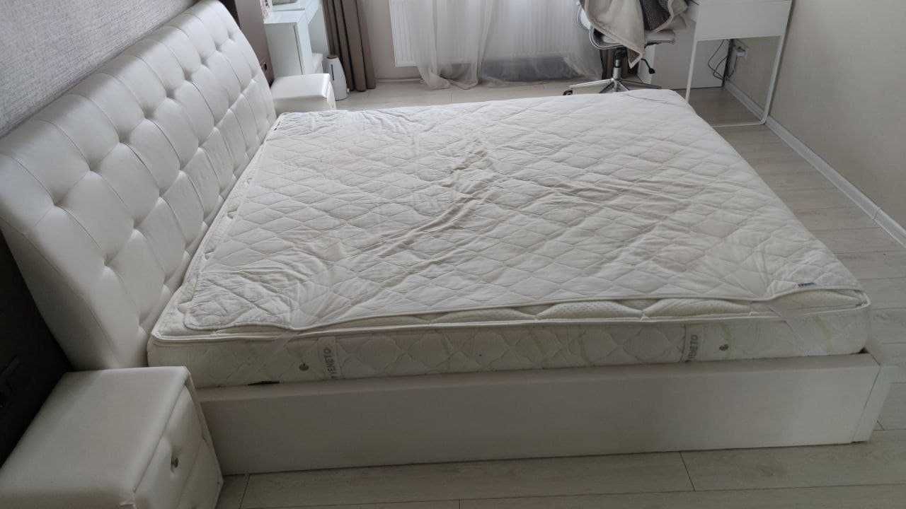 Белая двуспальная кровать 200*200 + 2 тумбочки