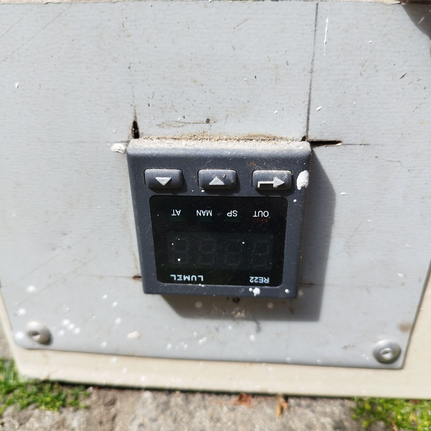 Szafka sterownicza z zainstalowanym regulatorem RE22 Lumel