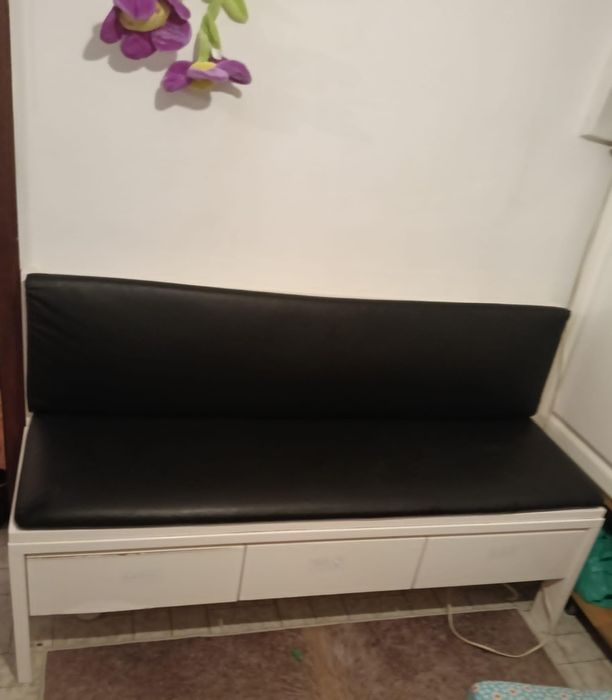 Banco com encosto e três gavetas