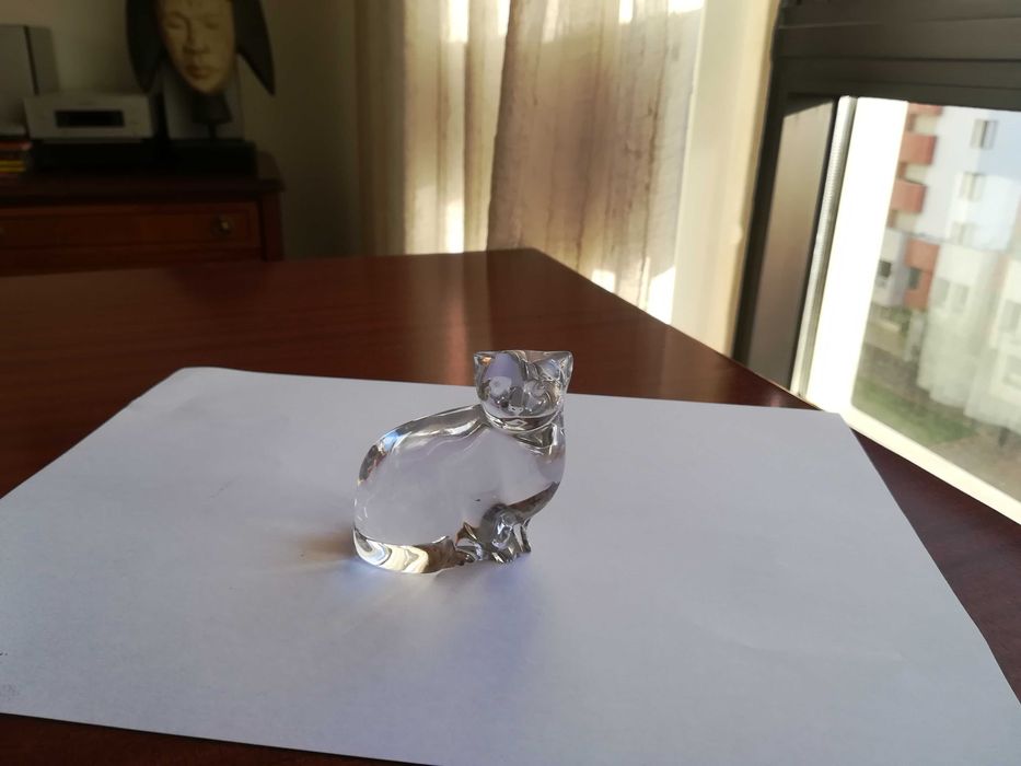 Relógio de mesa , gato e castiçais de cristal