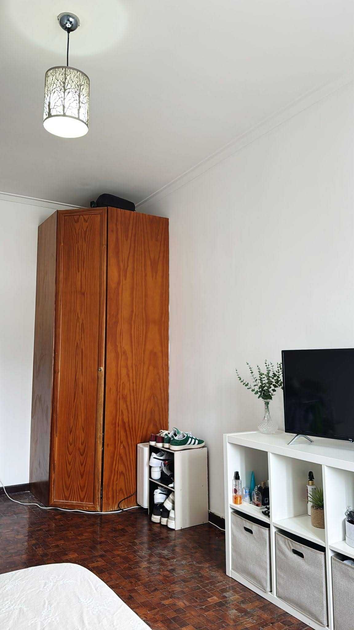 Alugo Quarto 17m2 Sacavém junto à Portela