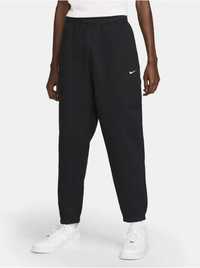 Брюки чоловічі Nike Solo Swoosh Fleece Joggers.