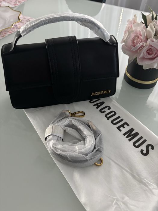 Jacquemus torebka czarna z dlugim paskiem zlote logo kopertowka