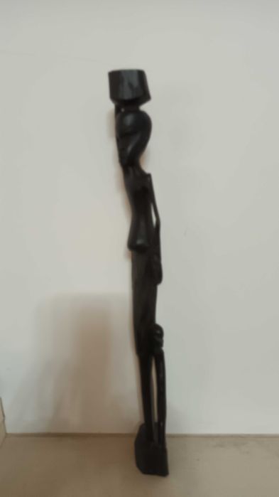 1 estatueta em pau preto