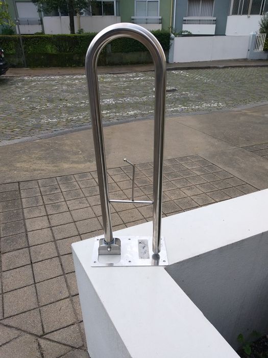 Duas barras de apoio para banhos ou sanitários em inóx como novoas.