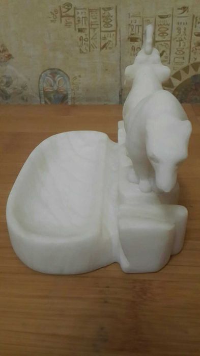 Фігурки з колкого пластику та мармуру