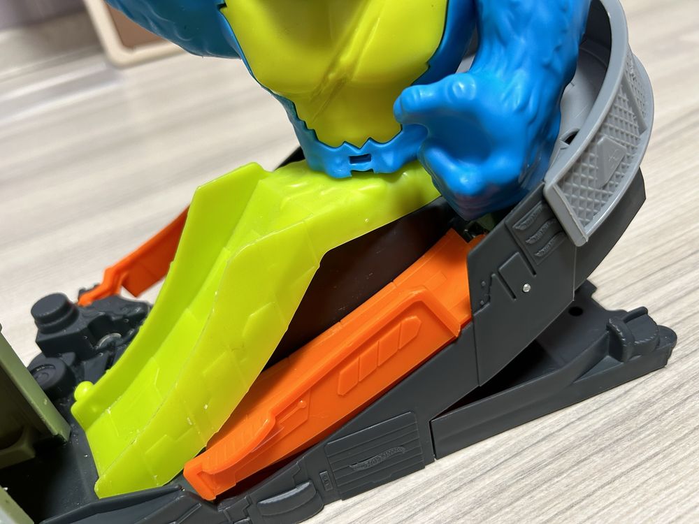 Игровой набор Хот Вилс Атака ядовитой гориллы Hot Wheels