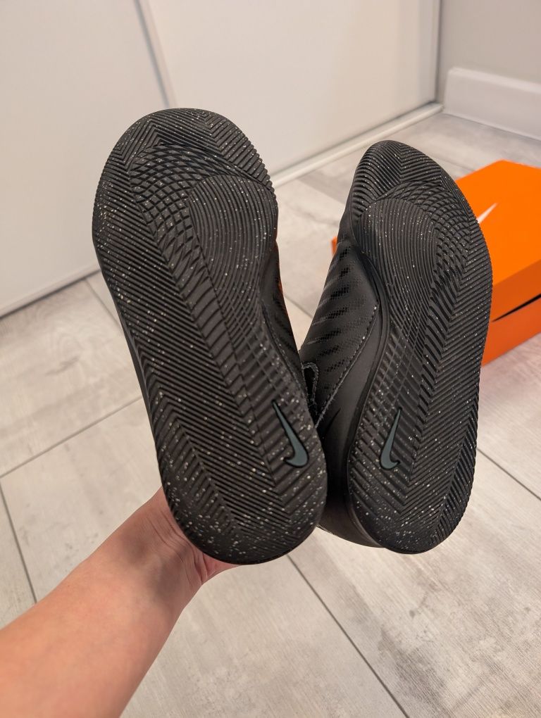 Бутси футзалки від Nike розмір 33