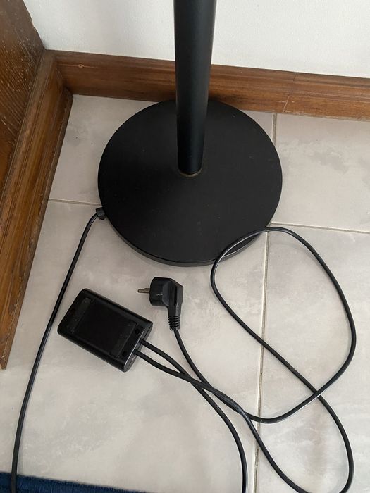 Candeeiro preto de pé alto