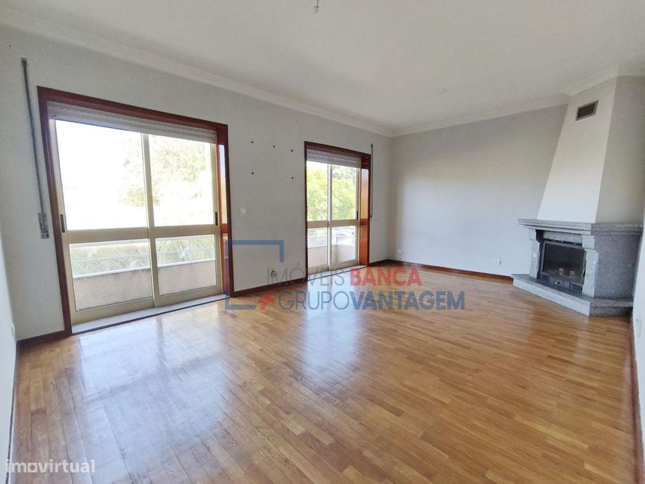 Apartamento T2 c/ Garagem e Arrumos