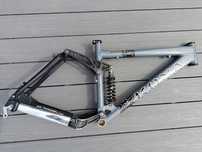 Rama Kona Coiler 150mm / Rozmiar M 17" / Fox Vanilla + sztyca i stery
