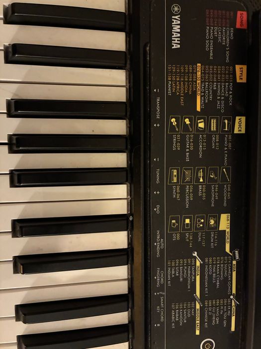 Teclado Yamaha e suporte