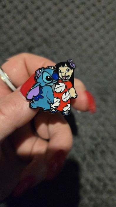 Przypinka Stitch z przyjaciólką..