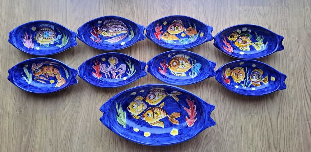 Conjunto de pratos e travessa pintados à mão com motivos marinhos