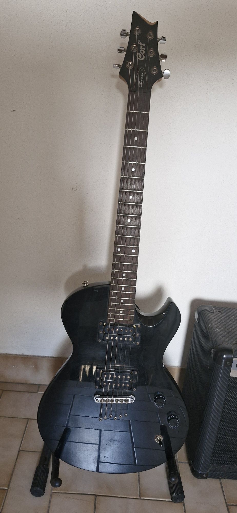 Guitarra Cort e amplificador Marshall 40w