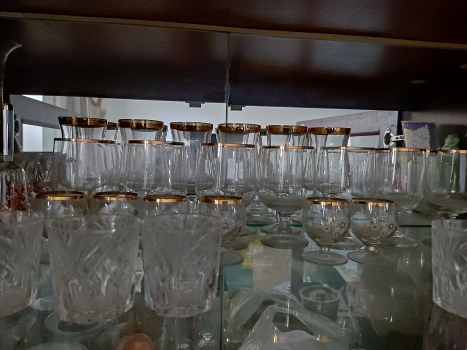 Посуда тарілки чашки келихи