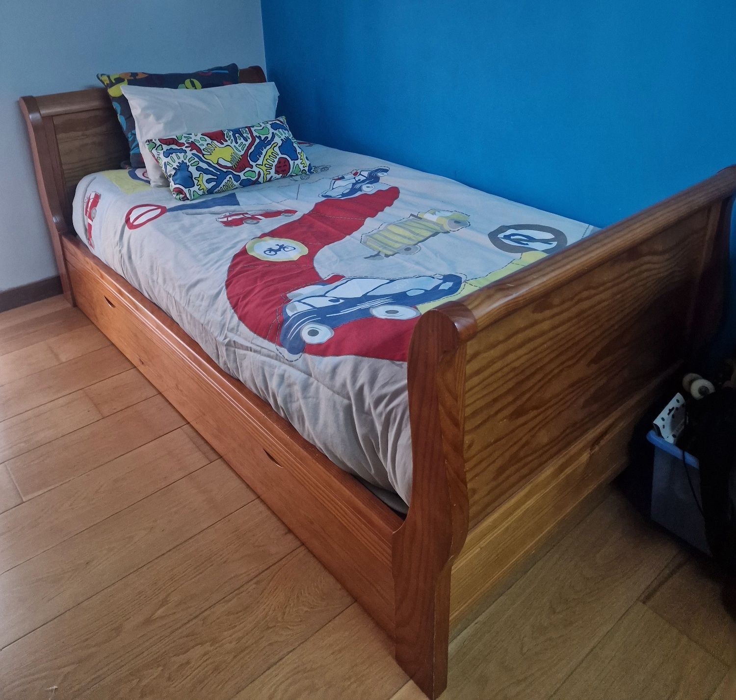 Cama de solteiro em estilo "barco"