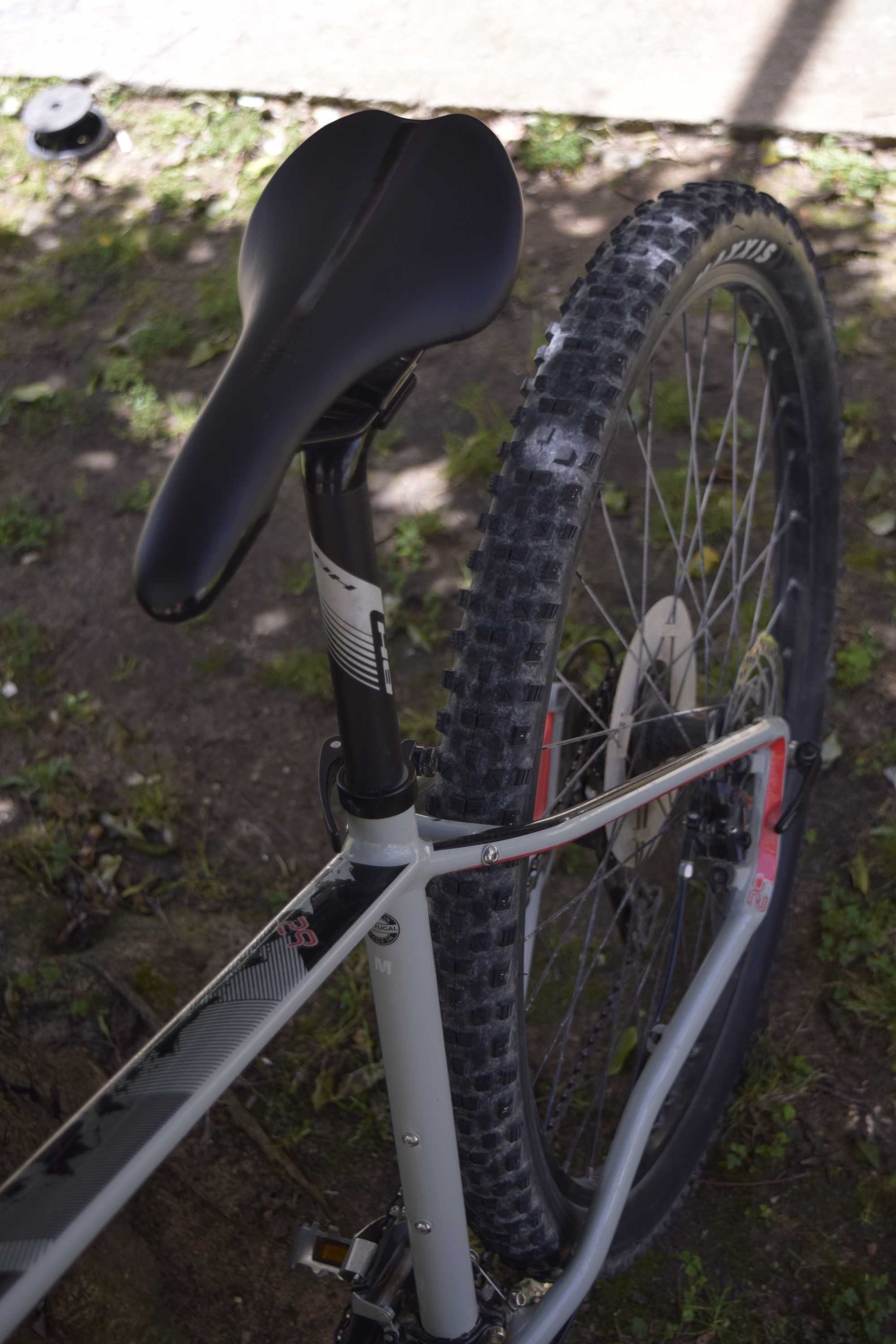 Bicicleta BH Spike 2.0 BTT com pedais como Nova