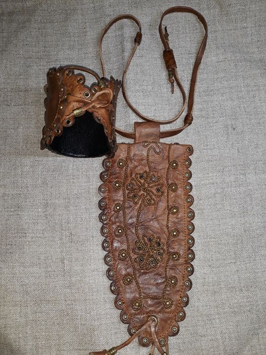 Винтажные украшение из кожи