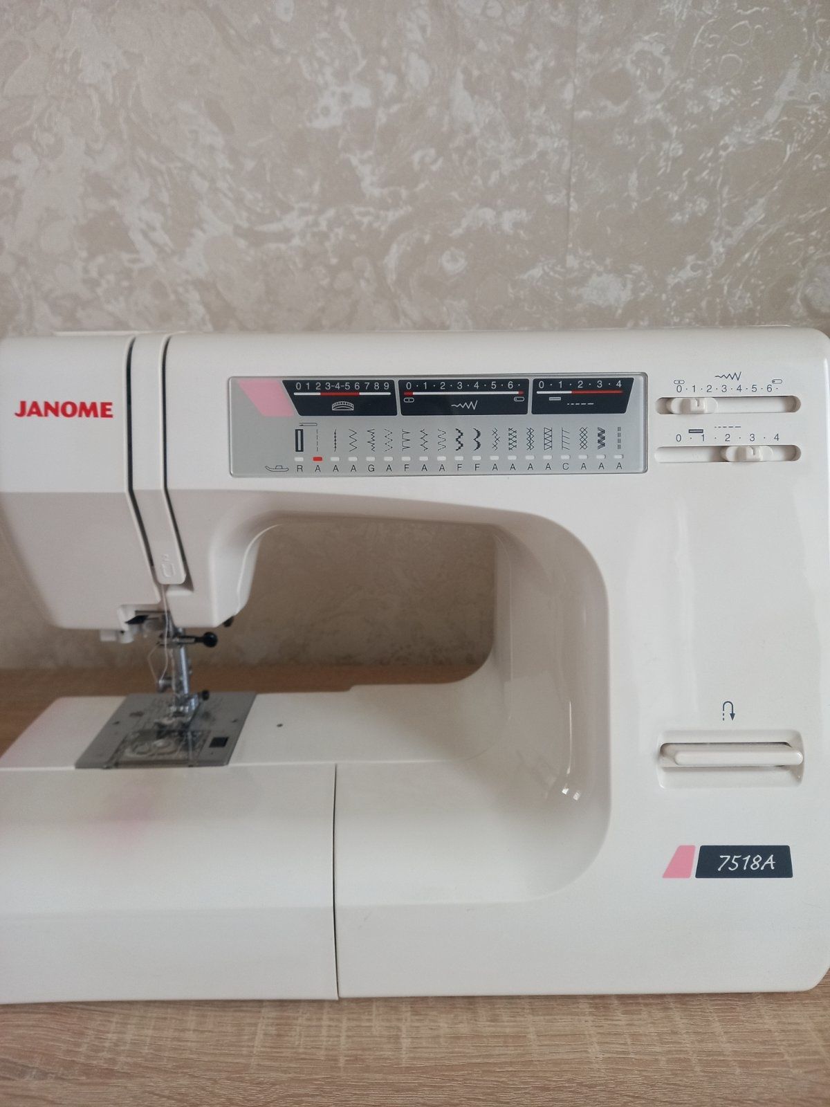 Швейная машинка Janome 7518a