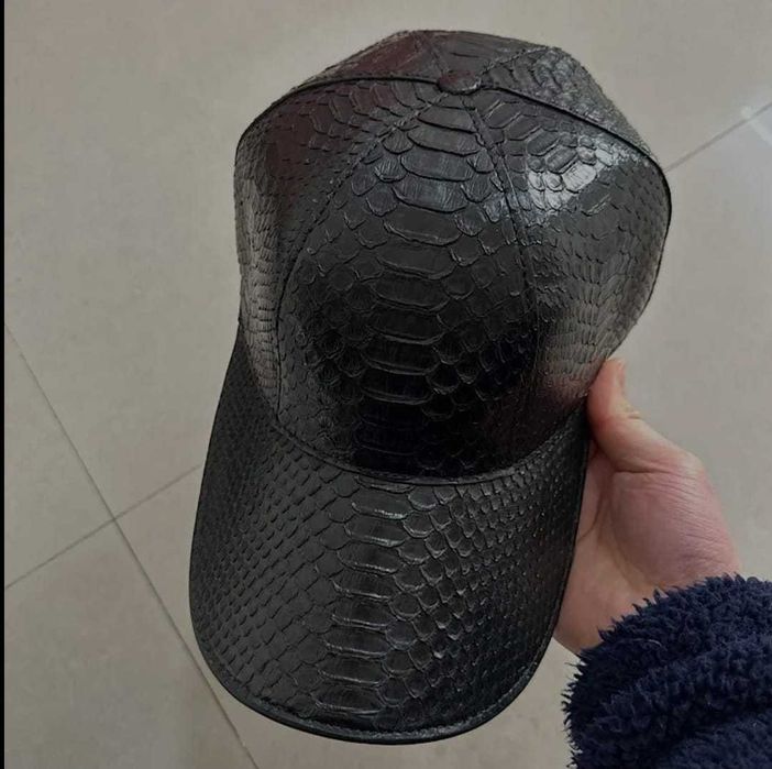 Бейсболка из питоновой кожи