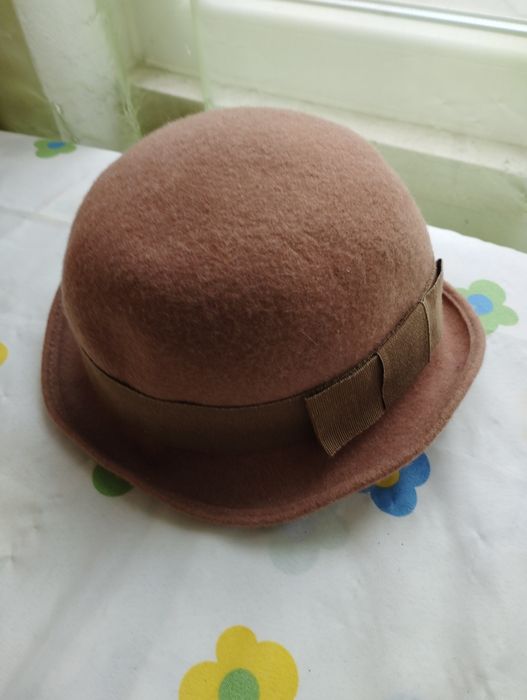 Chapéus de senhora em feltro ou palha