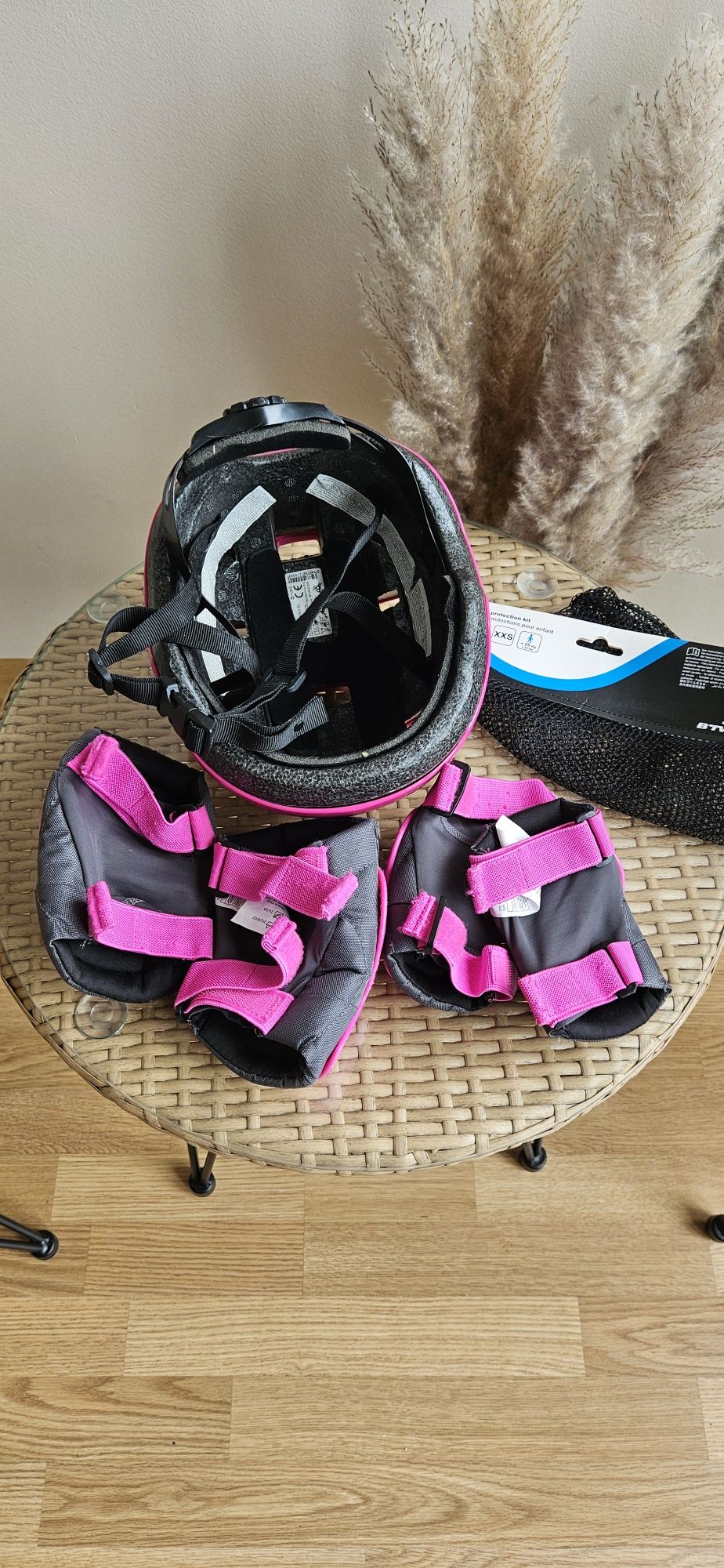 Kask oxelo i ochraniacze na kolana i łokcie