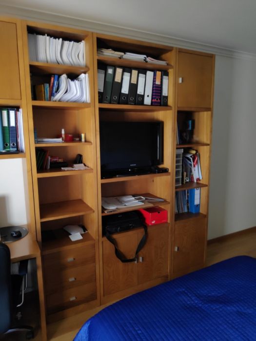 Secretária e estante