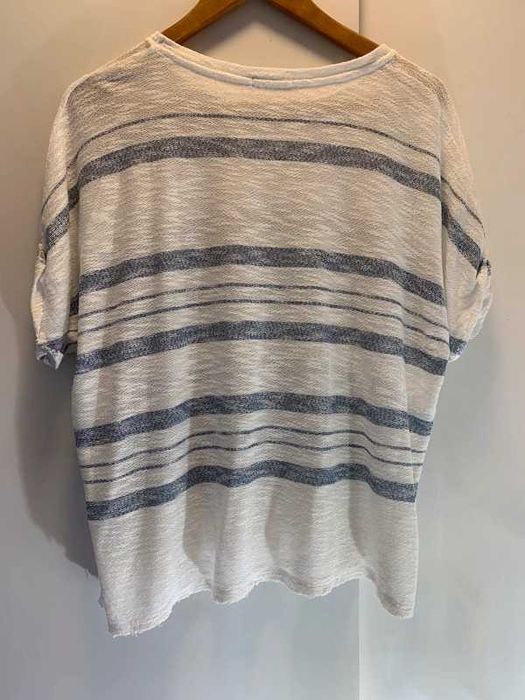 T-shirt Branca e Azul Bershka