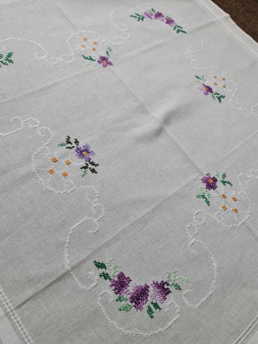 obrus ręcznie haftowany motywy kwiatowe do prywatnych kolekcji