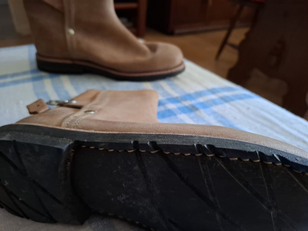 Botas em pele novas