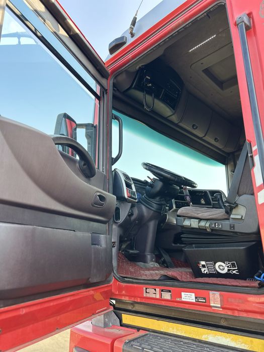 Renaul magnum та контейнеровоз