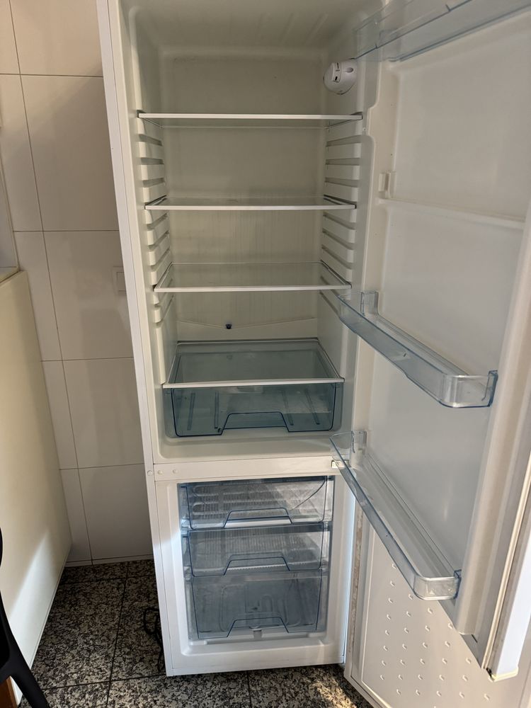 Frigorifico combinado Electronia em bom estado