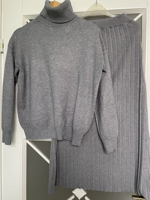 Продам теплий жіночий костюм із спідницею