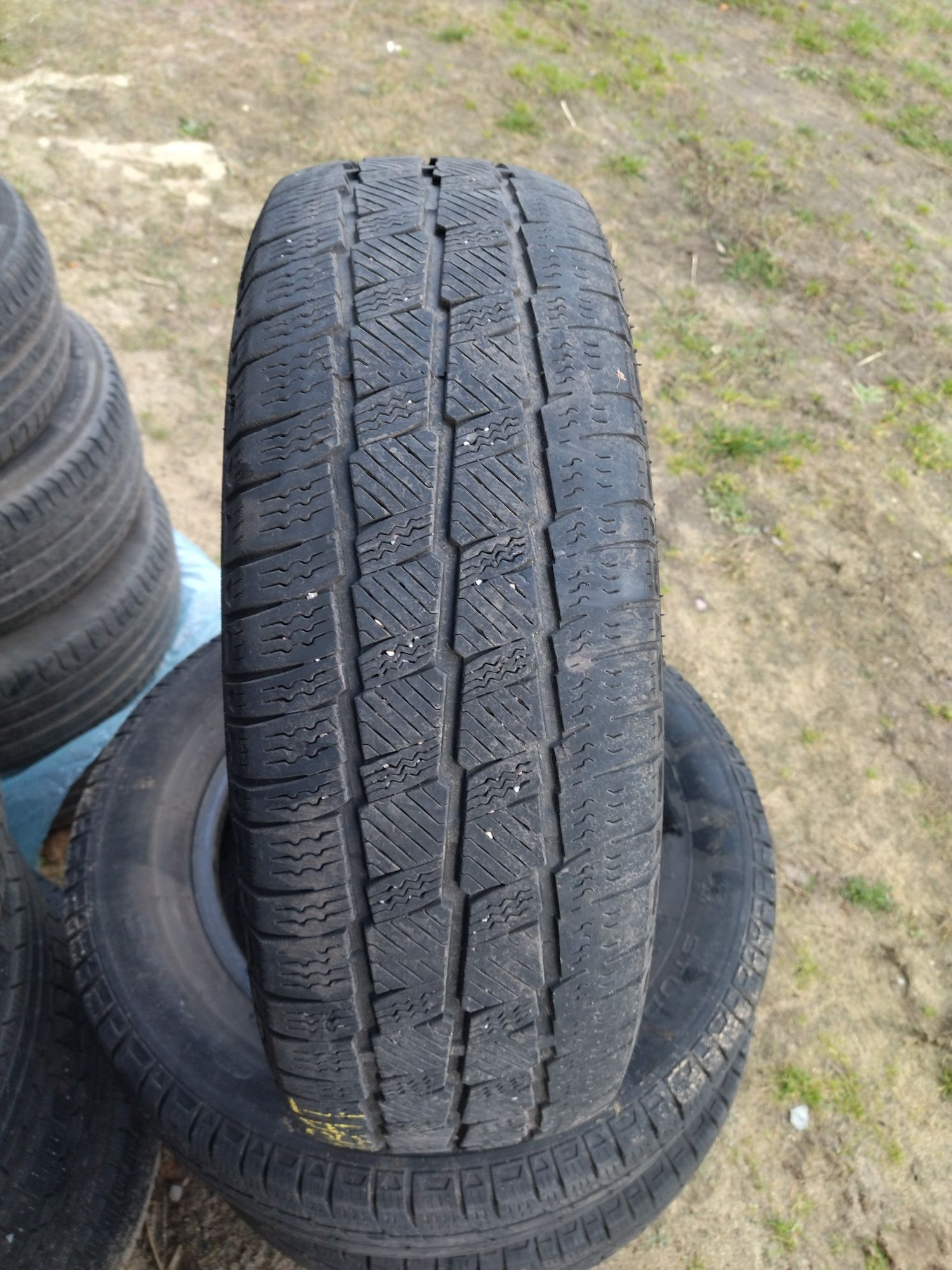 Opony zimowe 215/65R16C Sunfull