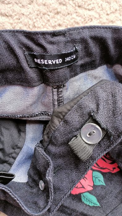 Czarna jeansowa spódniczka z różą Reserved rozm. 140