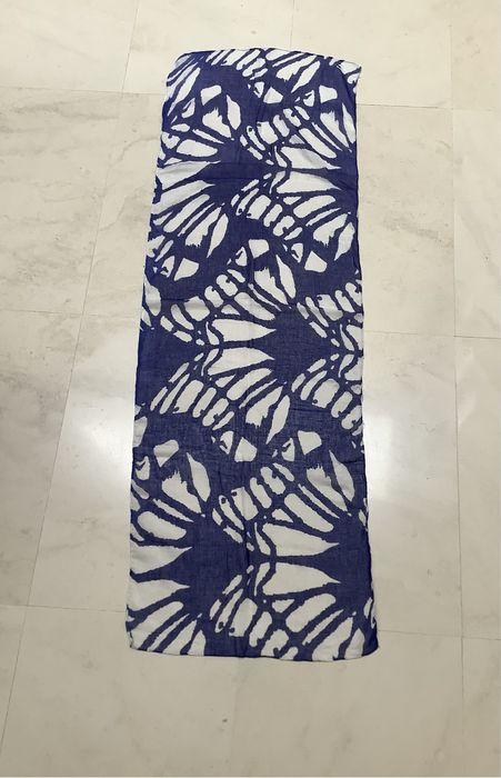 Echarpe azul e branca