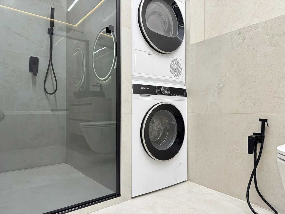 Сучасна двокімнатна в центрі