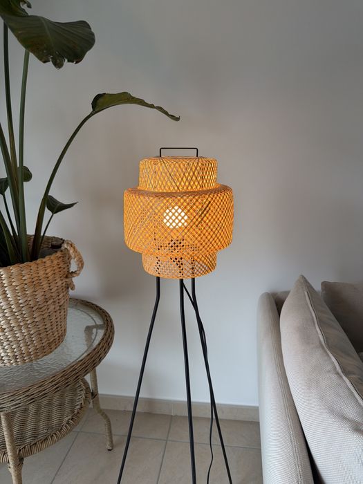 Candeeiro de pé IKEA em rattan – tripé – como novo