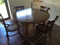 Mesa em madeira maciça de carvalho escurecido, 130cm diâmetro.