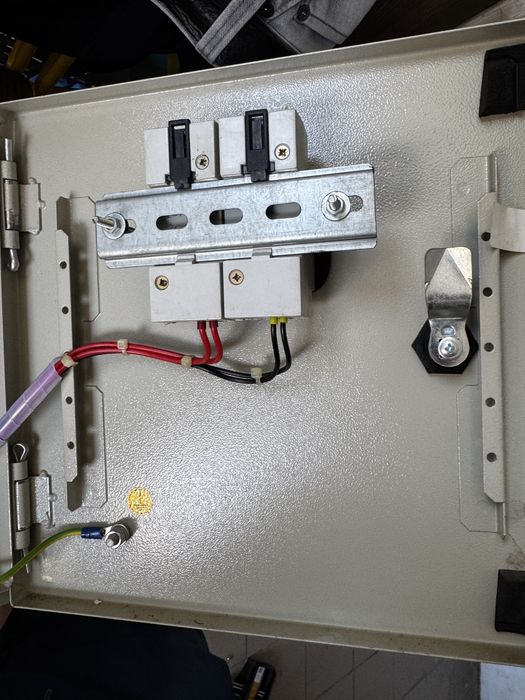 Шафа з регуляторами швидкості обретів ветиляторів