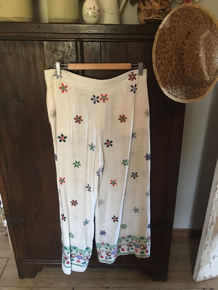 Calcas brancas com motibos florais Zara